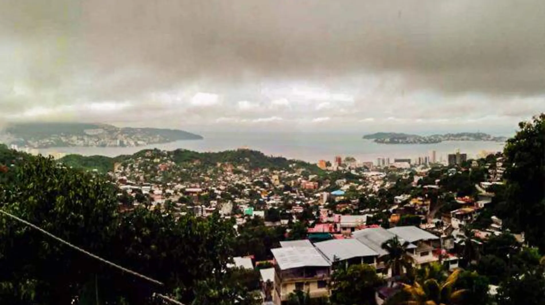 Acapulco - lluvia en la bahía de Acapulco